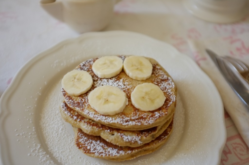 Les pancake sans gluten noix de coco-banane que j'accompagne de rondelles de banane fraiche