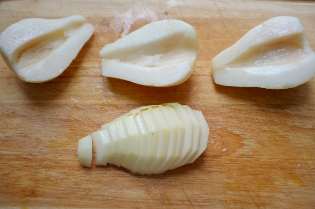 les poires sont vidée au centre et coupées en fines lamelles