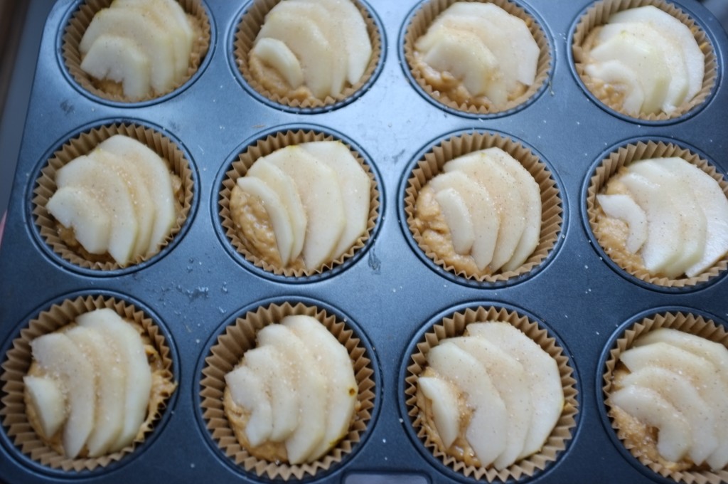 je dispose les lamelles de poires sur la pâte sans gluten en fonction de leurs tailles avant d'enfourner les muffins