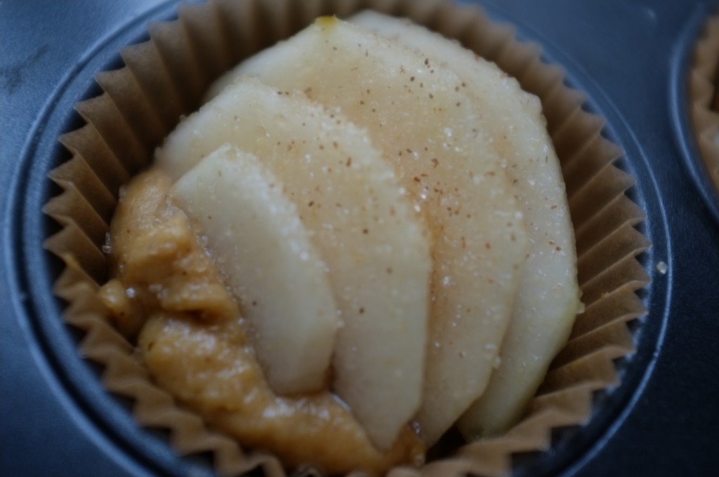 Je saupoudre les lamelles de poires de sucre roux à la cannelle