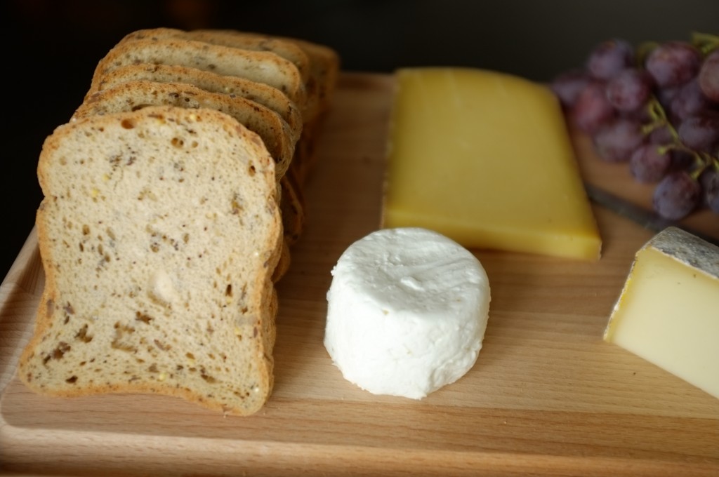 Le pain tranché sans gluten aux céréales est riche en graines variées