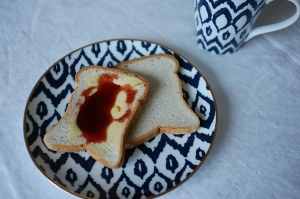 Le pain de mie tranché peu se déguster sans même être grillé...ici avec du beurre et de la gelée de cerise