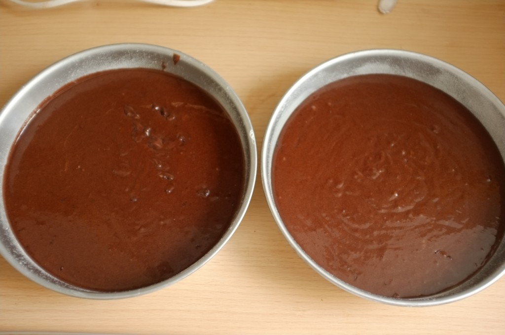 Les moules pour le gâteau sans gluten deux étages, avant d'être enfournés.