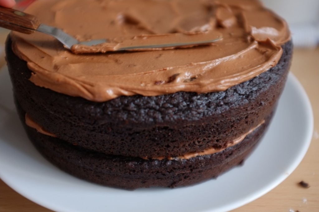 Le second gâteau est déposé sur la crème au beurre et le dessus est également recouvert de crème au beurre que j'étale avec une spatule