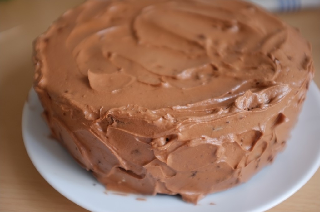 Le gâteau sans gluten deux étages au chocolat et café, completement décoré de crème au beurre.