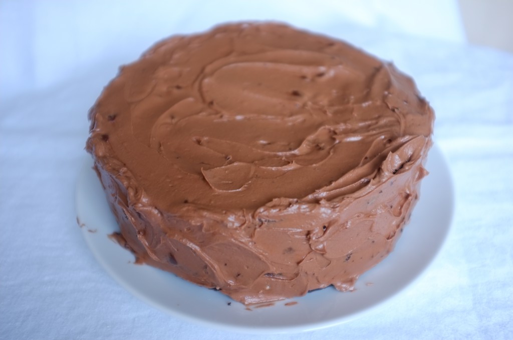 le gâteau sans gluten deux étages au chocolat et café pour le diner d'Alexandra