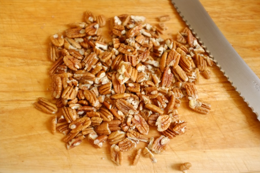 Les noix de pécan sont coupé en petits morceaux à l'aide d'un couteau à pain, cela évite qu'elles sautent partout! 