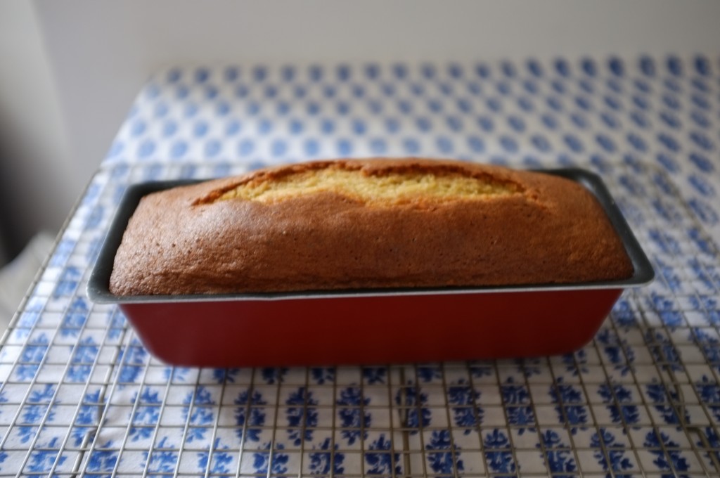 Le cake sans gluten au sirop d'érable et noix de pécan à la sortie du four, repose 15mn dans le moule