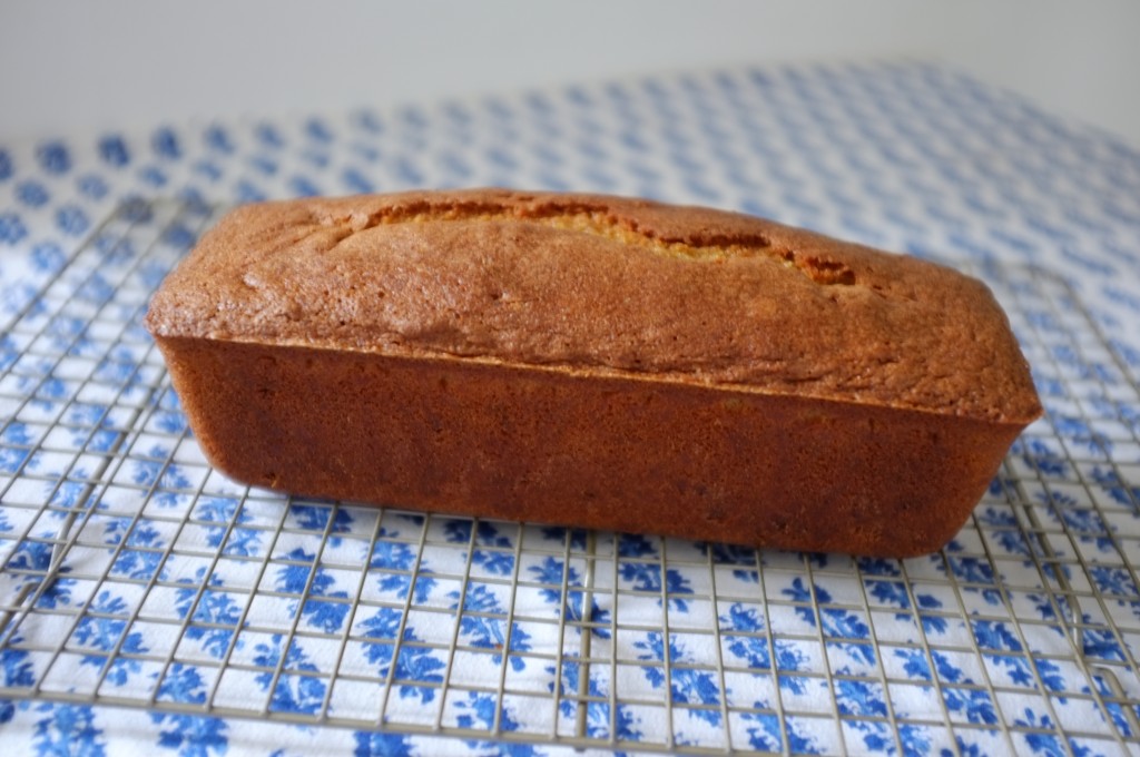 Le cake sans gluten au sirop d'érable et noix de pécan refroidit completement sur une grille avant d'être tranché