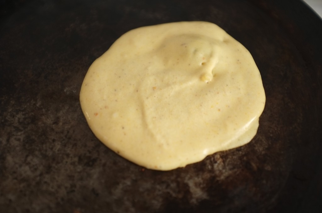un pancake sans gluten au potiron en pleine cuisson sur la poêle à crêpe 