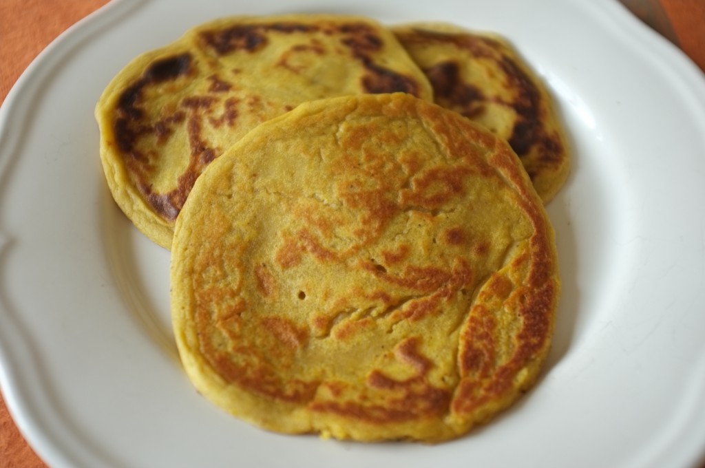 Les pancakes sans gluten au potiron ont une belle couleur dorée