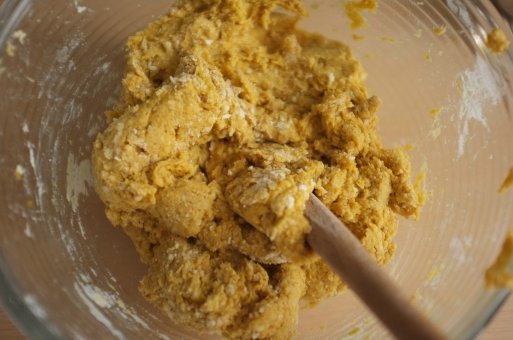 Les ingrédients humides sont incorporés aux ingrédients secs pour former la pâte sans gluten