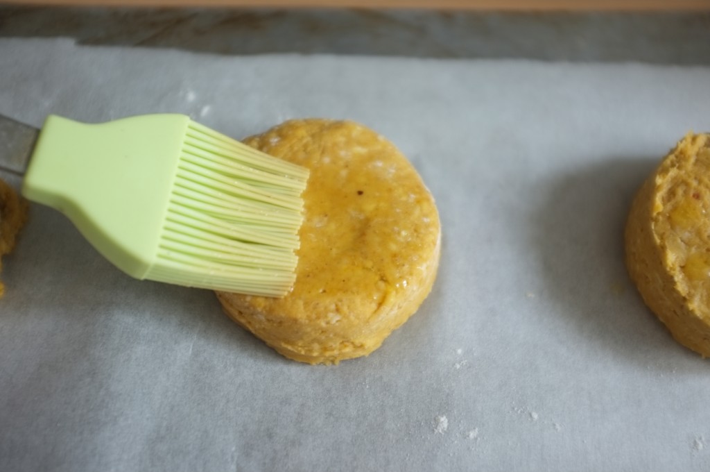 je badigeonne les scones de beurre fondu avant de les enfourner