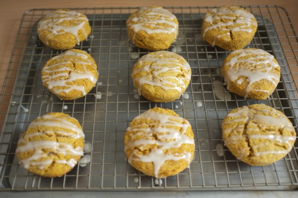 Le glaçage à l'érable des scones sans gluten au potiron et sirop d'érable sèche