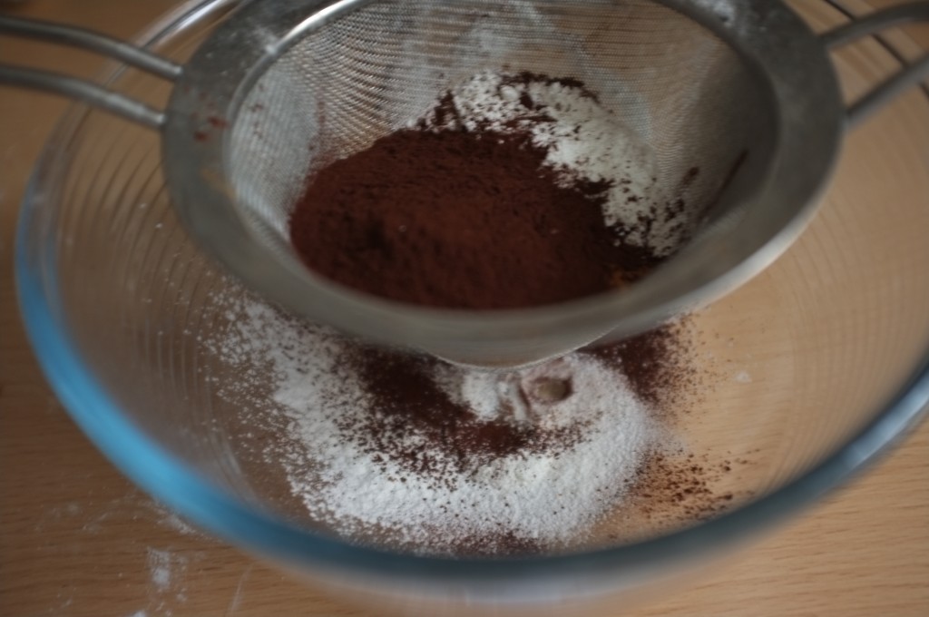 Les ingrédeints secs sont tamisés ensemble pour bien mélanger le cacao en poudre, la farine et la fécule