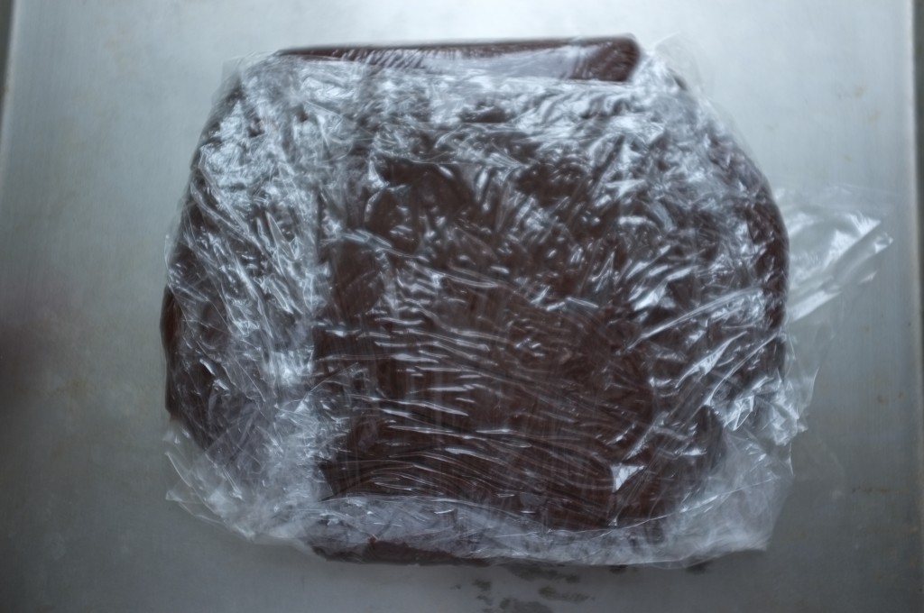 La pâte sans gluten pour les cookies des neiges est emballée dans un film fraicheur et mis 45mn au congélateur