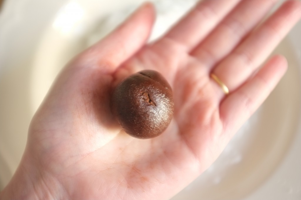 je forme une petite boule avec la pâte sans gluten