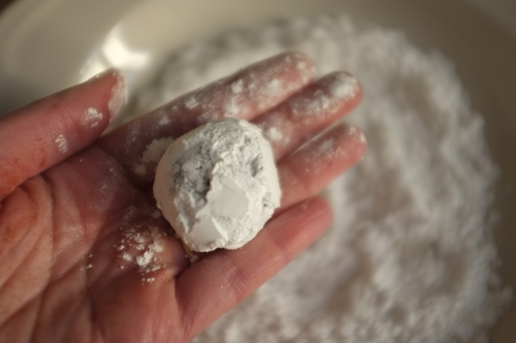 Je roule la petite boule de pâte sans gluten completement dans le sucre glace