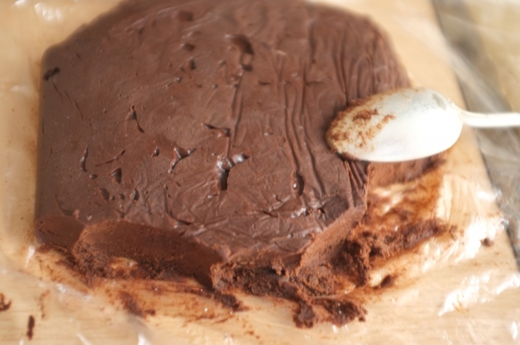 La pâte sans gluten pour les cookies des neiges après un passage au congélateur