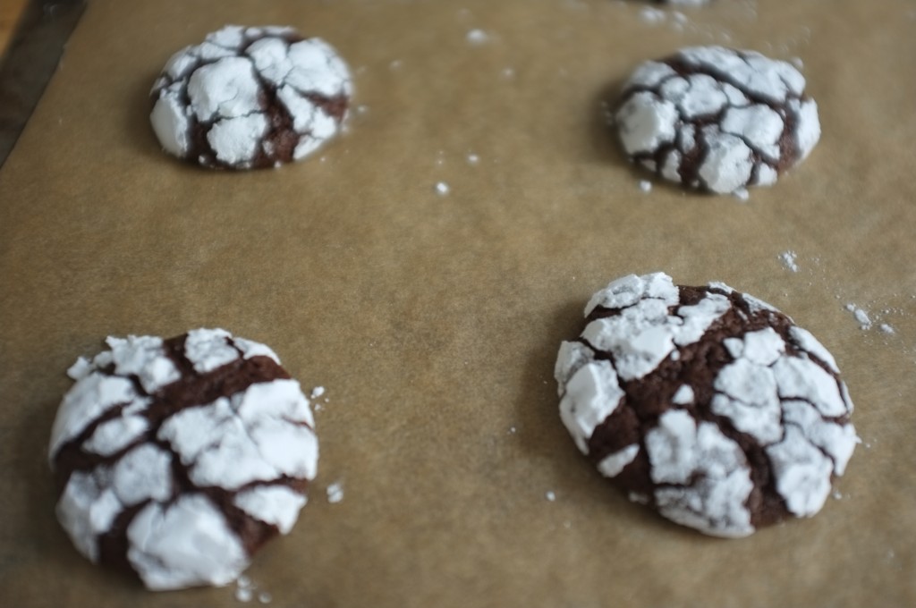 Les cookies des neiges sans gluten à la sortie du four laisse apercevoir la pâte au chocolat et café