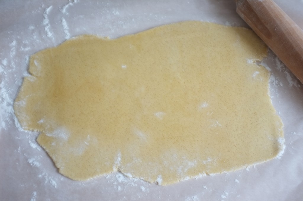 La pâte sans gluten pour les biscuits Rudolphe est étalée entre une feuille de papier cuisson et une feuille de film fraicheur