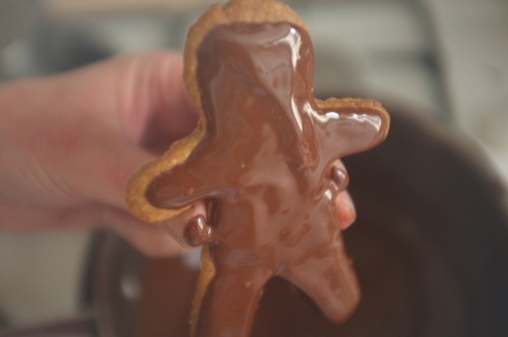 La face du biscuit Rudolphe est recouverte de chocolat noir  fondu