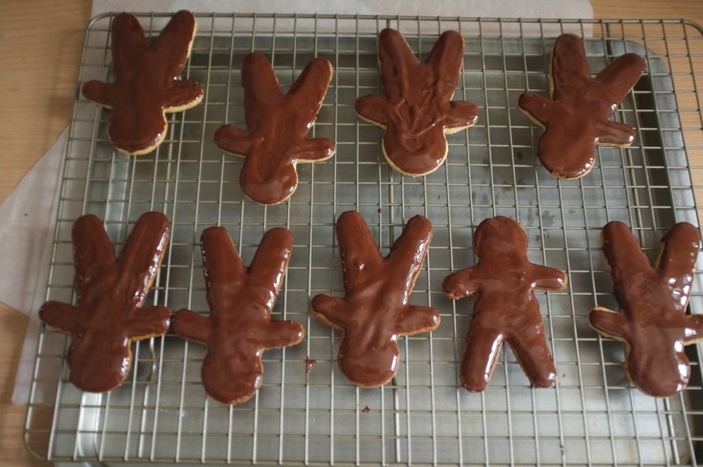 Les biscuits sans gluten Rudolphe , recouverts de chocolat sèchent sur une grille