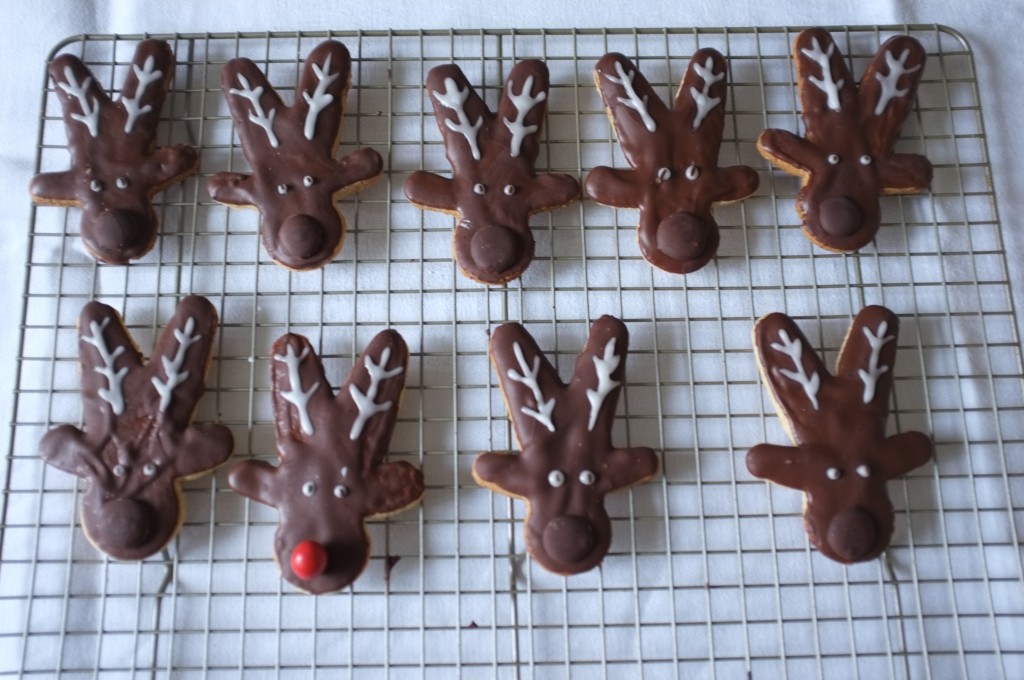 Les biscuits Rudolphe sans gluten sèchent sur une grille...