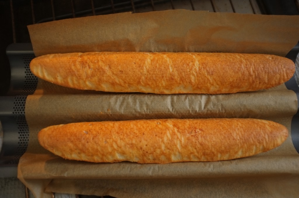 il faut cuire 5mn le dos des petites baguettes de pain sans gluten