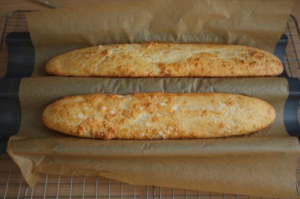 Les petites baguettes sans gluten à la sortie du four