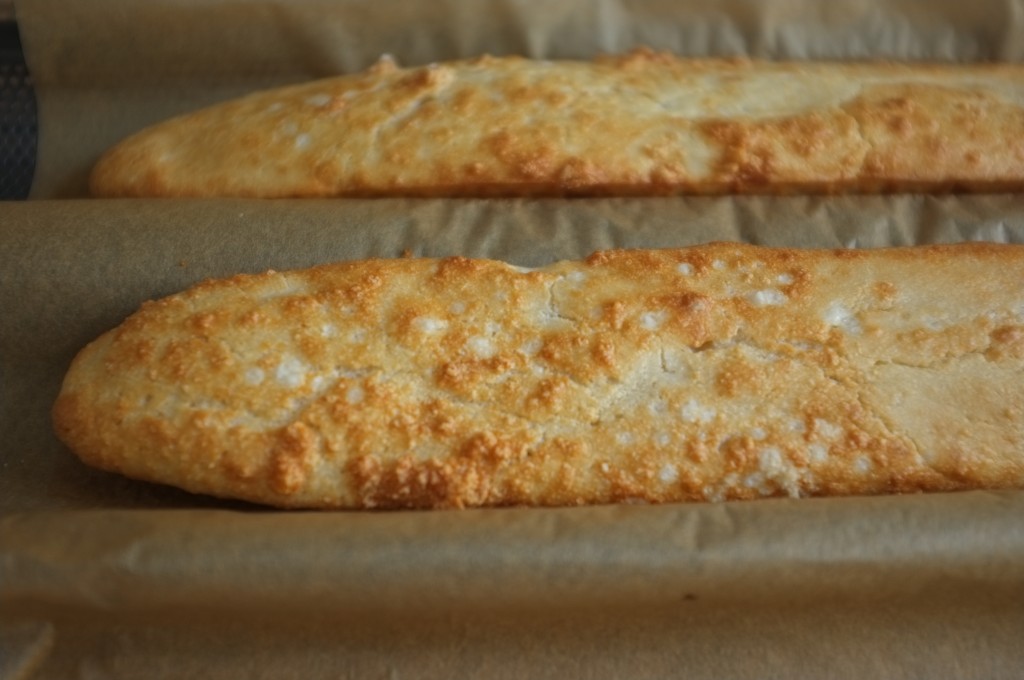 on apperçoit les grains de fleurs de sel sur la croute de la baguette sans gluten