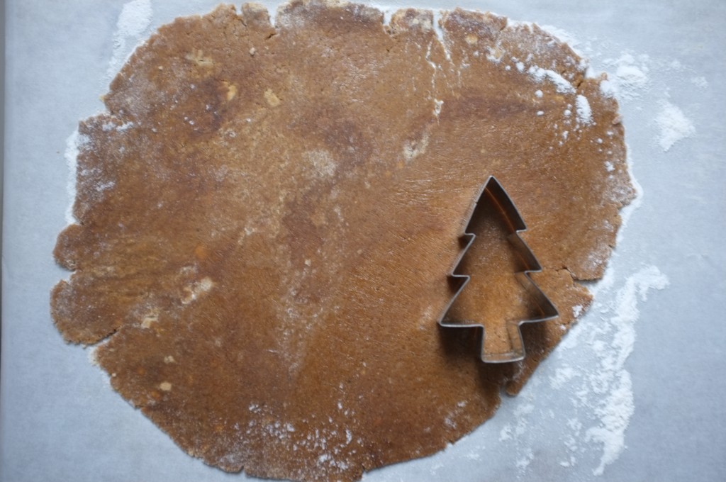 La pâte sans gluten et l'emporte pièce sapin pour couper les biscuits