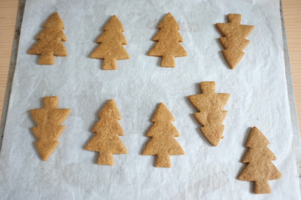 Les biscuits sans gluten sapin aux épices à la sortie du four