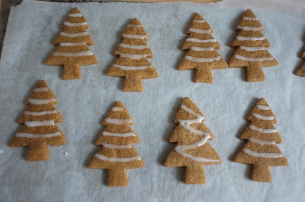 Les biscuits sapin sans gluten sont décorés de guirlandes en glaçage au citron