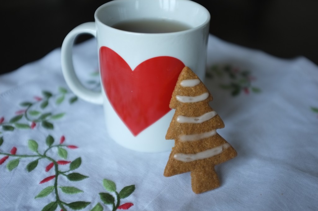 Un petit sapin sans gluten décoré s'un glaçage au citron pour accompagner le thé