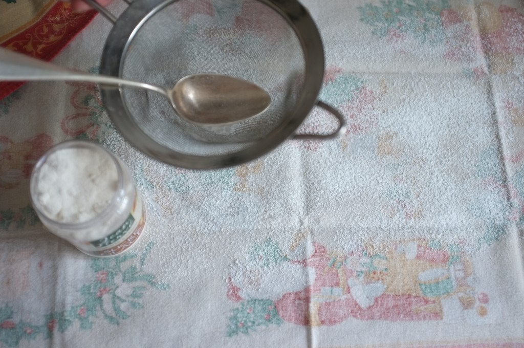 Le torchon est généreusement saupoudré de sucre glace pour éviter que le gâteau attache