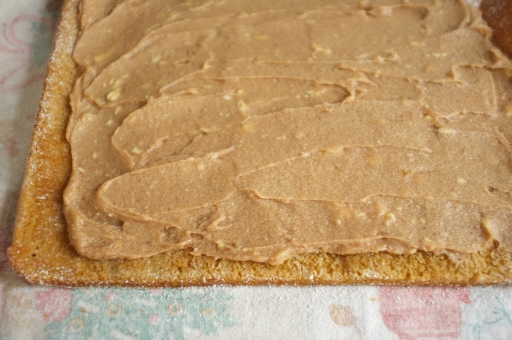 Une fois le gâteau refroidit, la crème au beurre-marron est étalée en laissant 1 cm autours des bords 