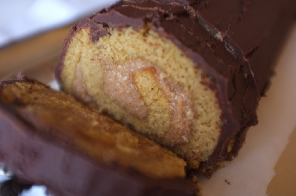 On apperçoit dans les tranchesle moelleux du gâteau sans gluten et la crème au beurre- marron