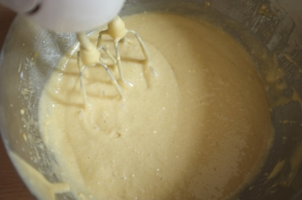 La pâte sans gluten pour le baba au rhum est battue avec un mixeur à main