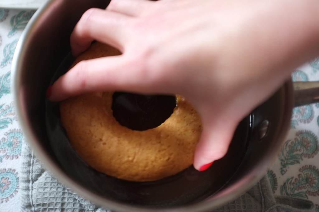 Je pronge carrément le mini baba dans la casserole de sirop pour l'imbiber.