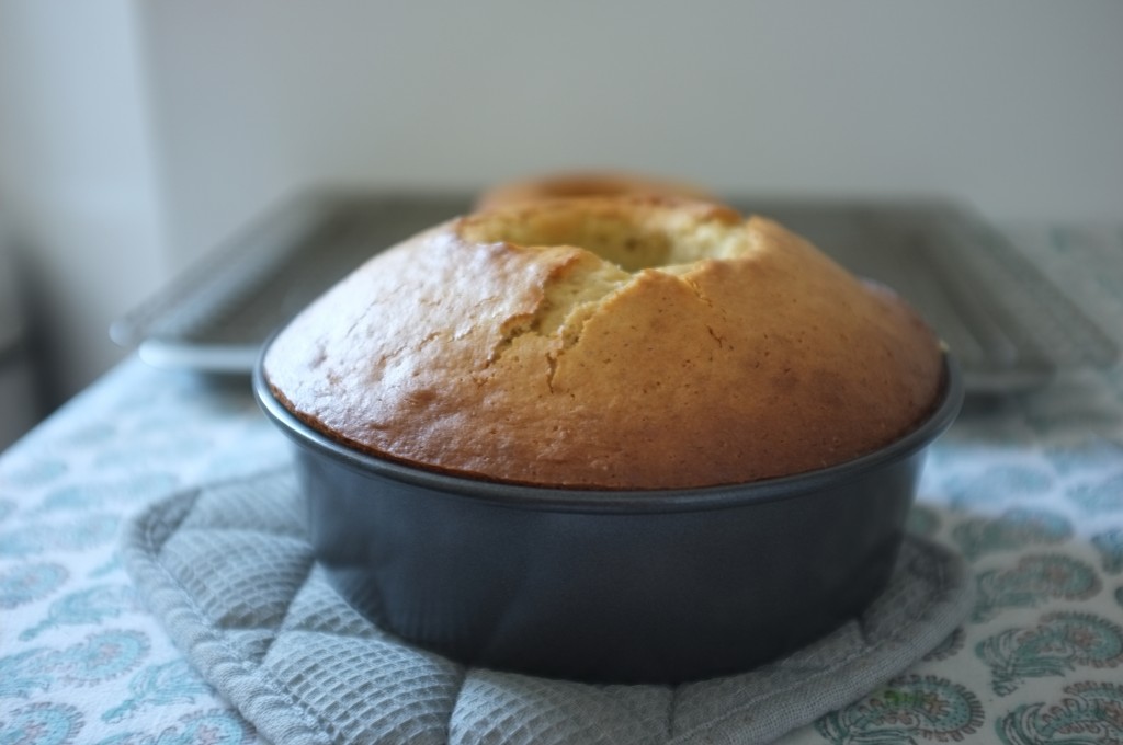 le baba au rhum sans gluten à la sortie du four. Mon moule à savarin est un peu trop petit, du coup mon baba est très haut...