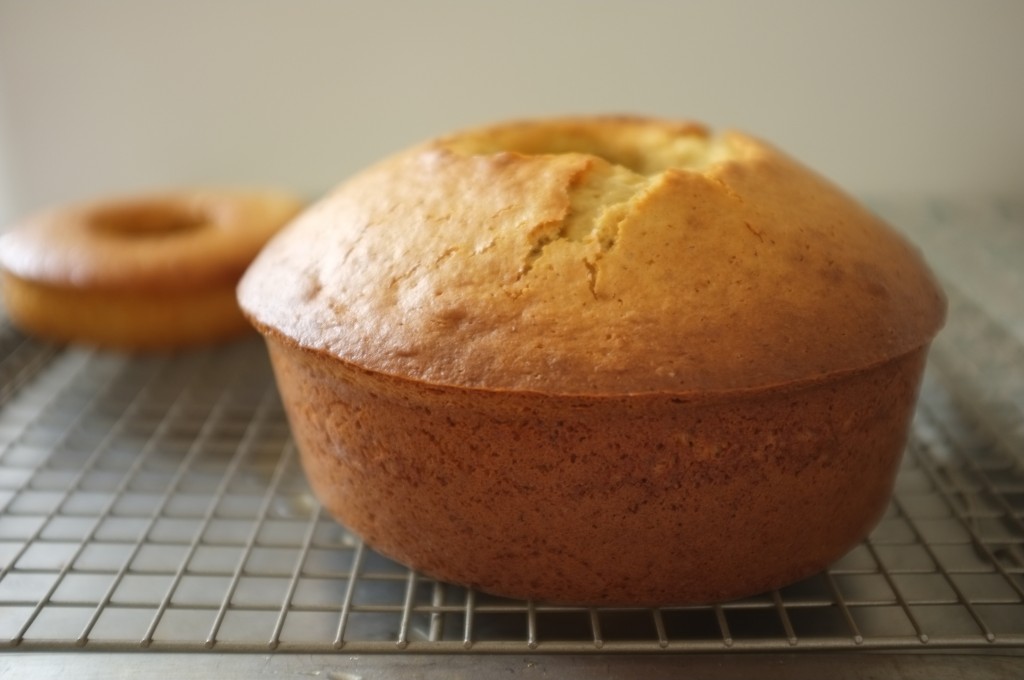 Le baba au rhum sans gluten refroidit sur une grille pendant que je prépare le sirop