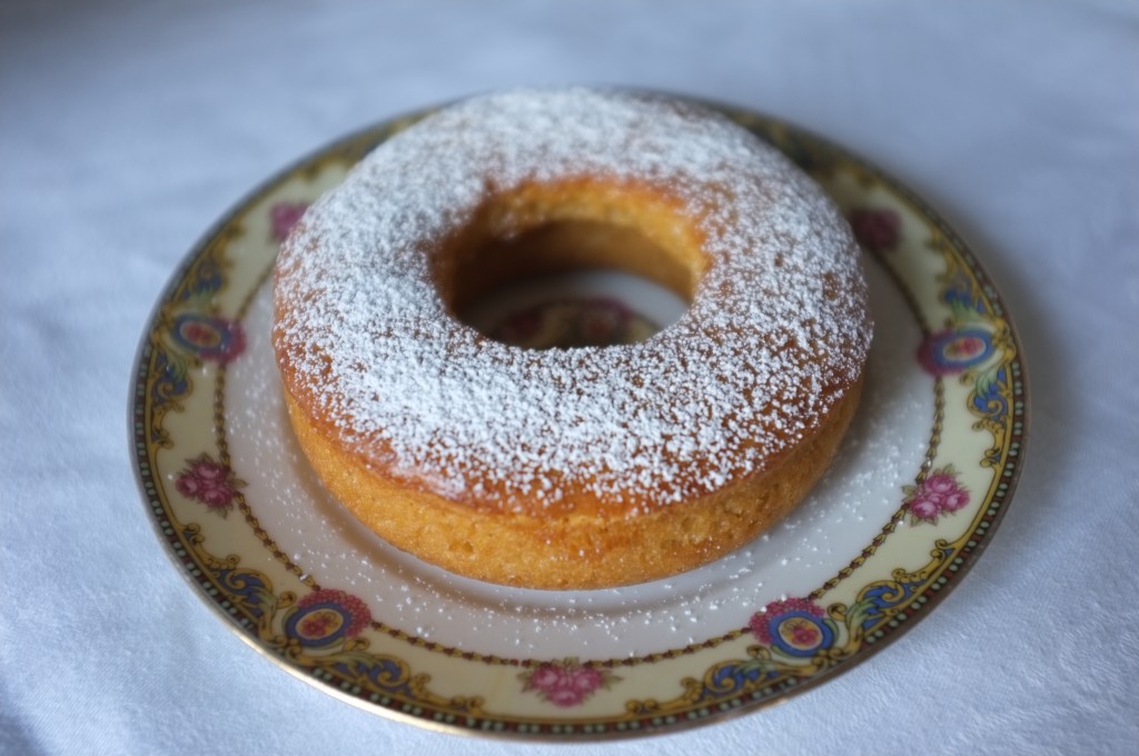 Le mini baba au rhum sans gluten que je vais offrir à ma grand-mère Madeleine