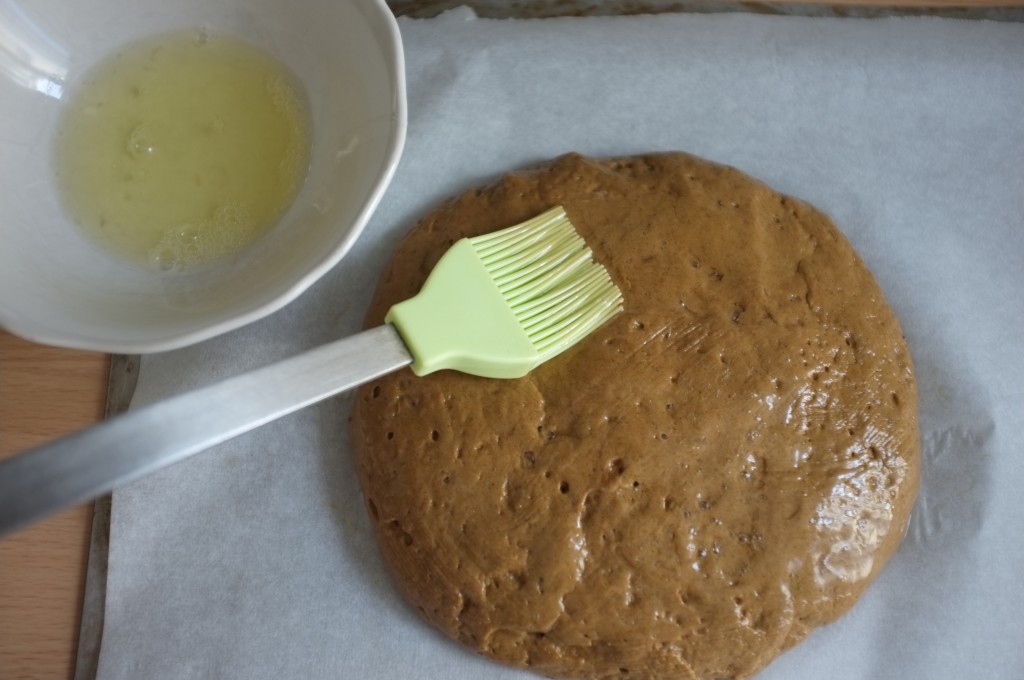 je badigeonne au blanc d'oeuf la boule de pain rustique sans gluten