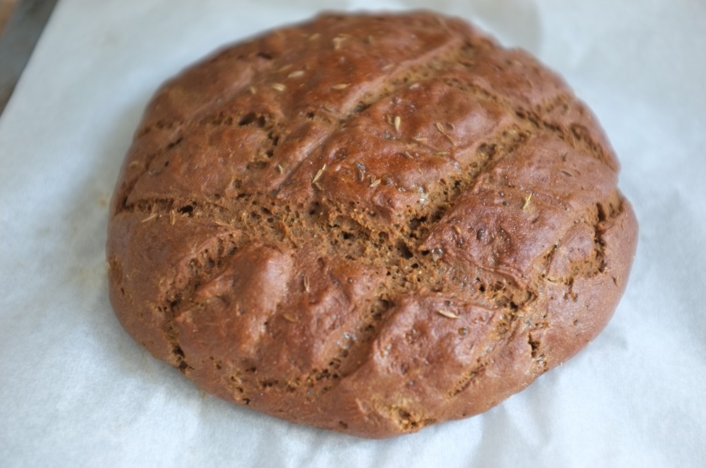 Le pain rustique sans gluten aux graines de cumin à la sortie du four