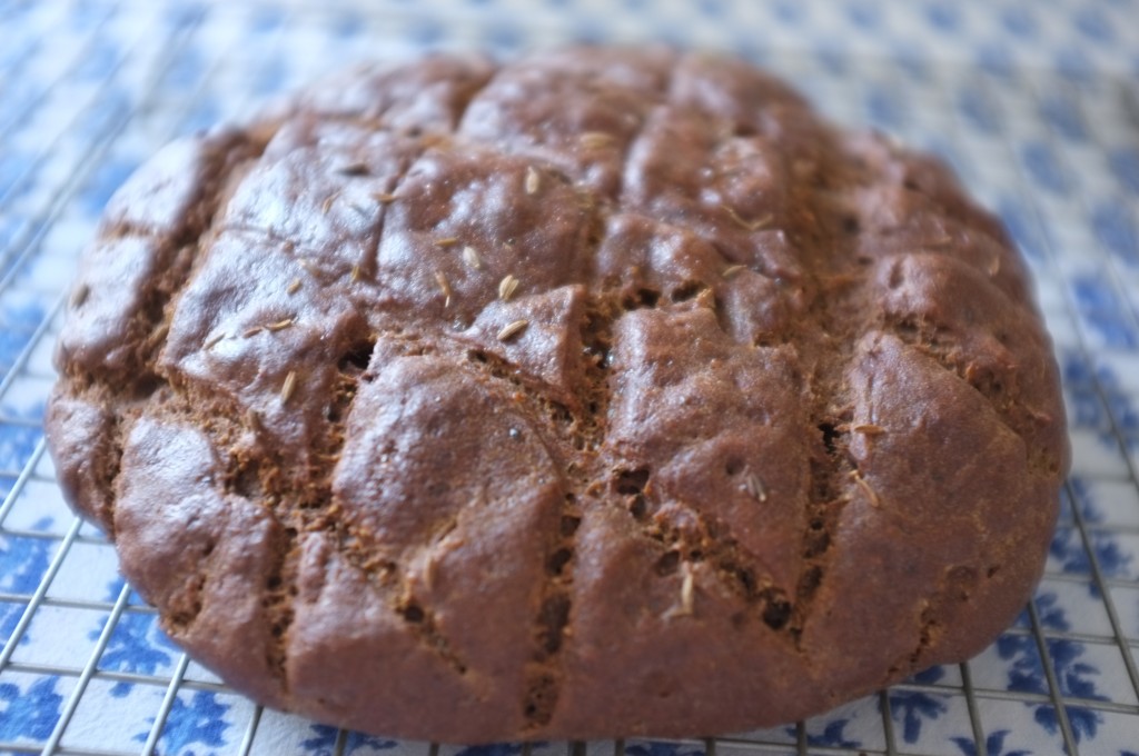 je laisse le pain sans gluten complètement refroidir avant de le trancher