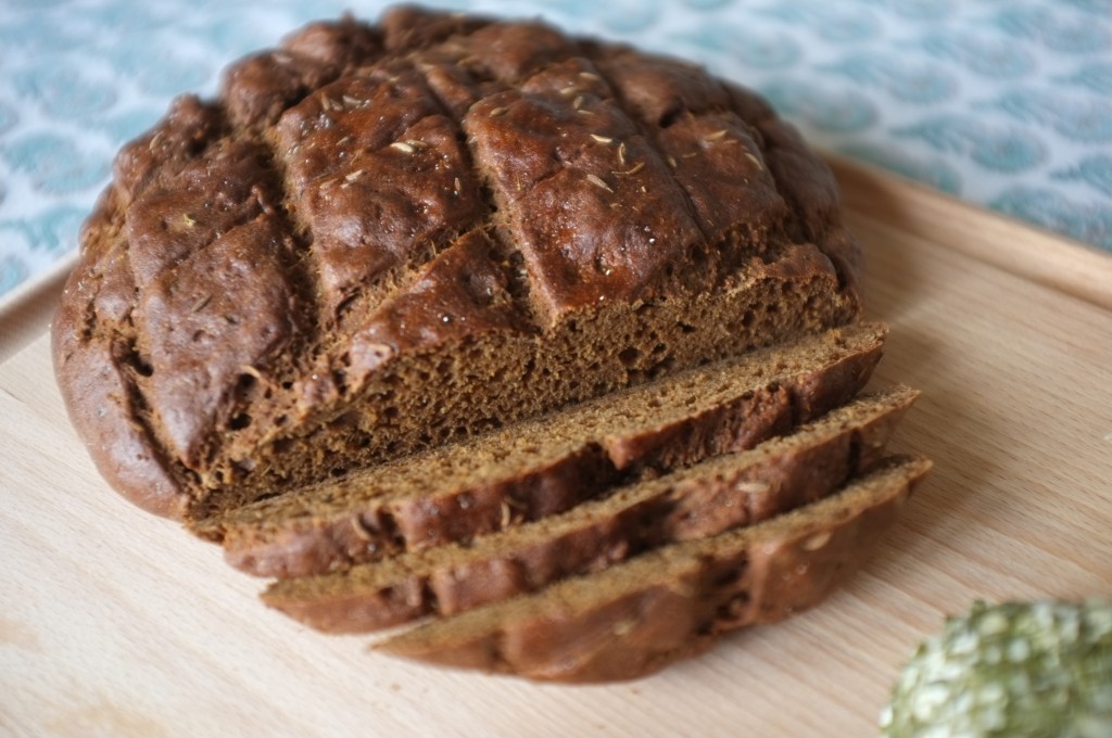 Le pain rustique sans gluten aux graines de cumin