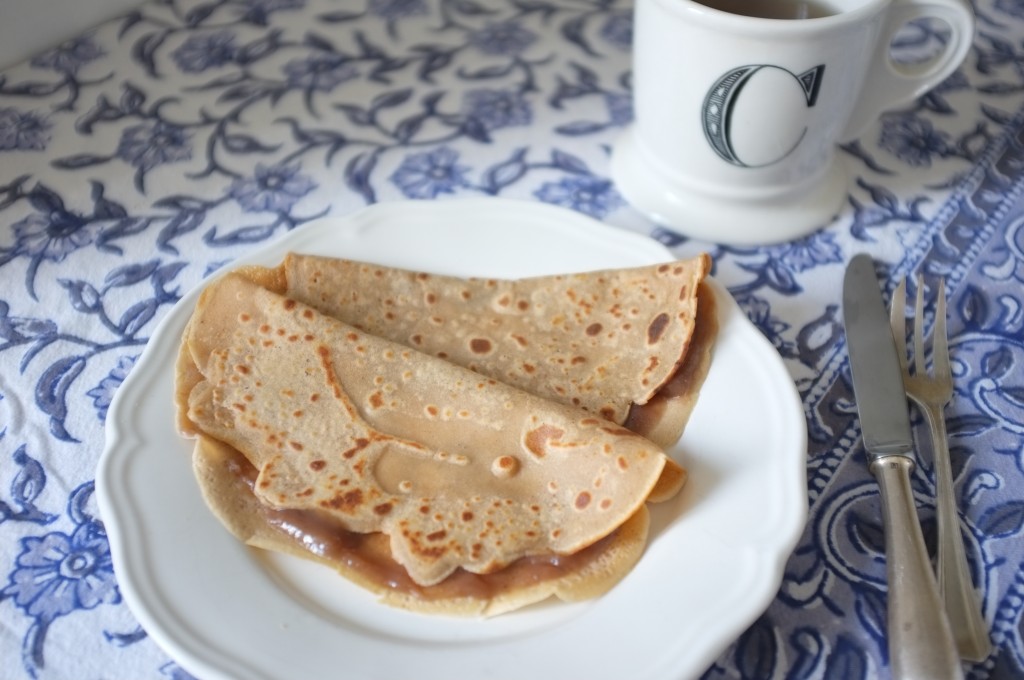 Les crêpes sans gluten à la farine de châtaigne sont garnies de crème de châtaigne