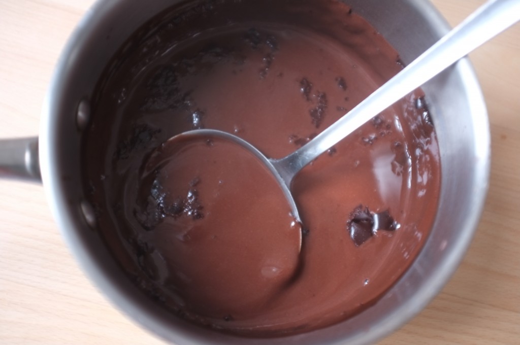 La sauce sans gluten au chocolat est épaissie avec de la fécule, c'est une sorte de crème au chocolat.