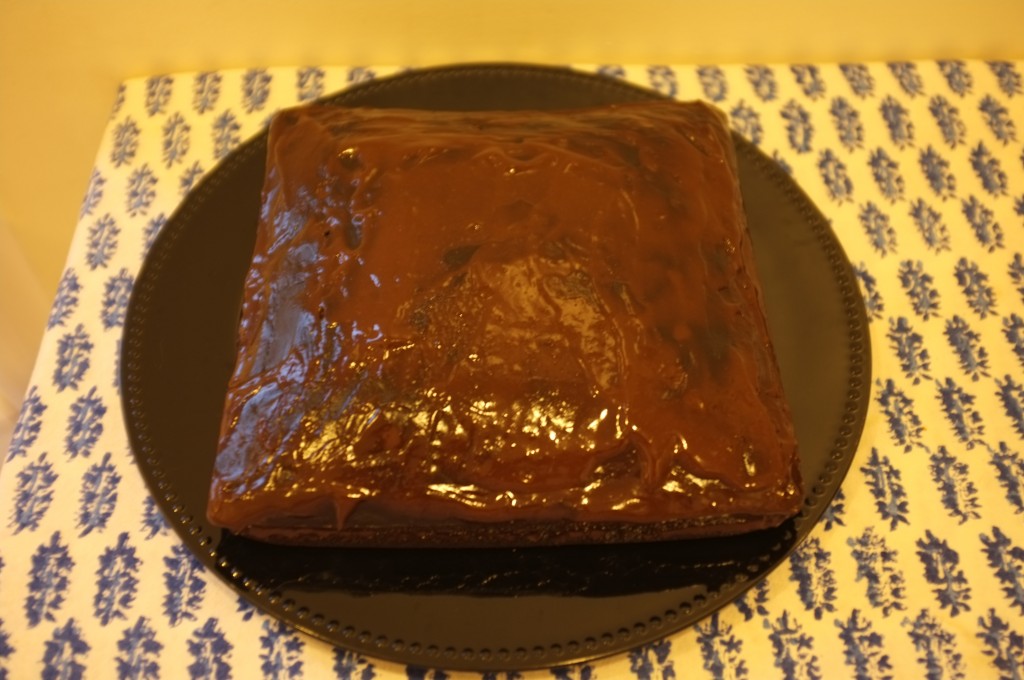 Le gâteau sans gluten chocolat café pour Damien refroidie avant d'être recouvert de crème fouettée. La photo est encore jaune car dans ma cuisine de nuit.